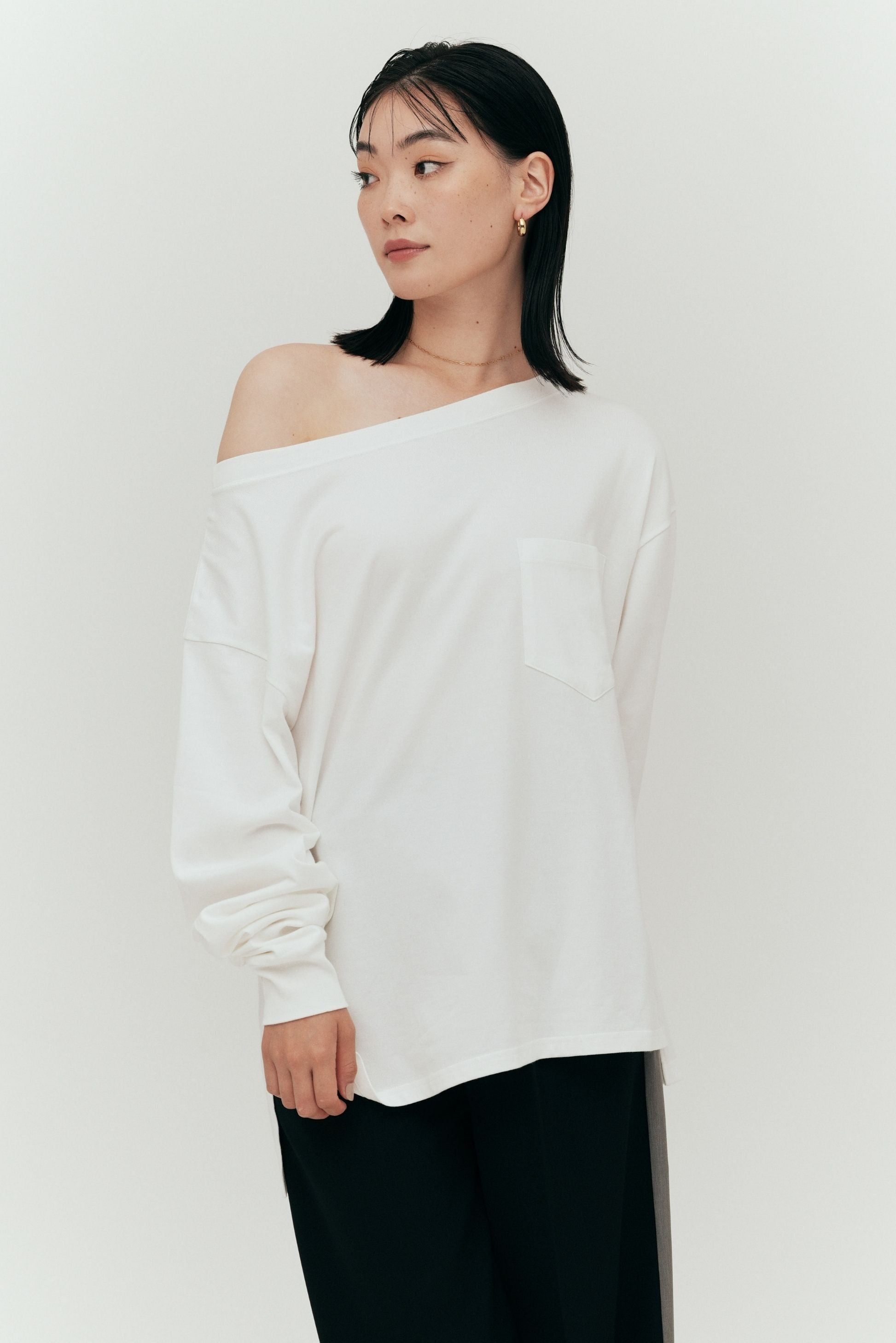 Off shoulder cutsew【White】