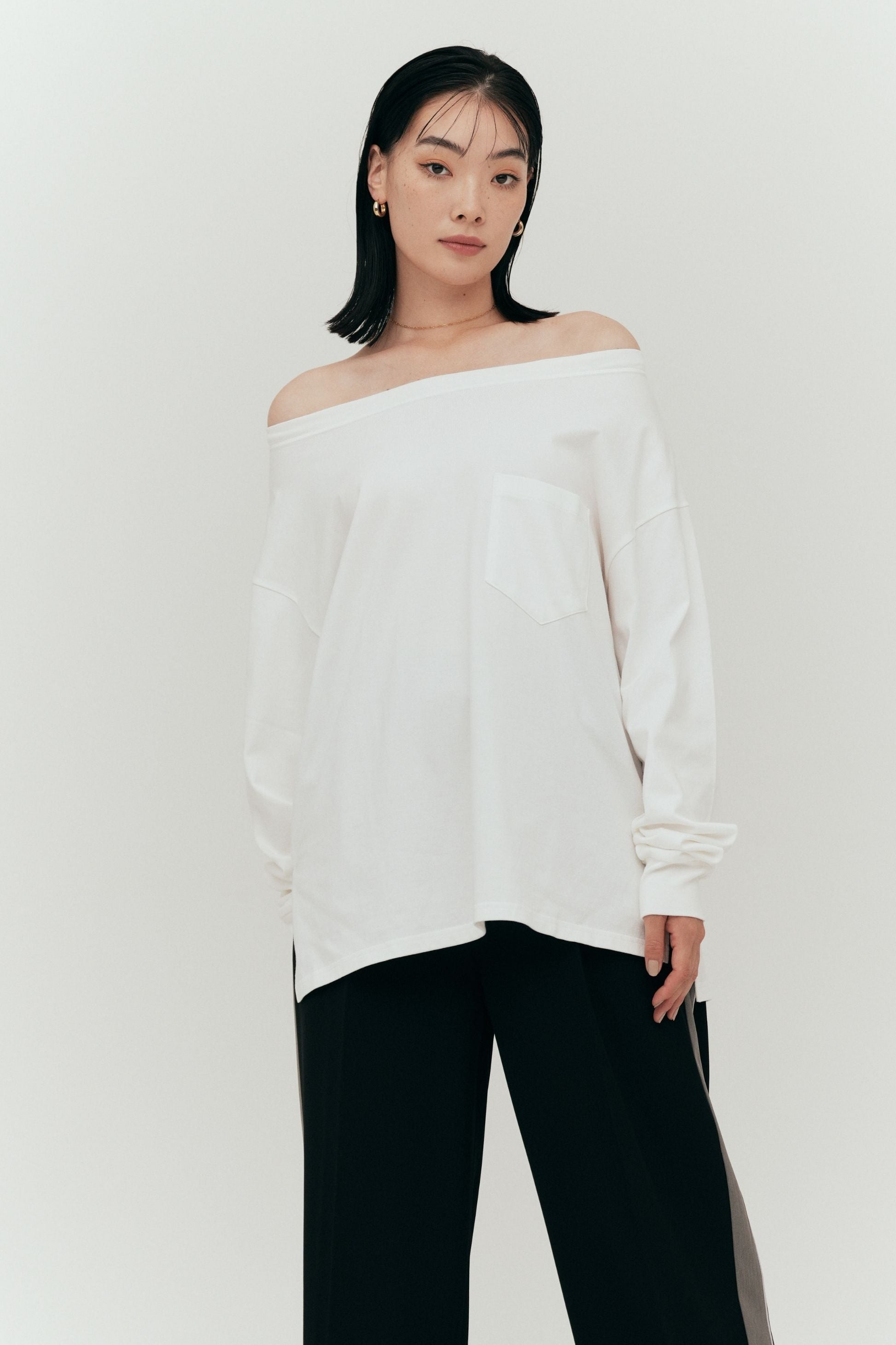 Off shoulder cutsew【White】